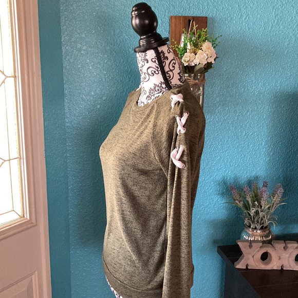 No boundaries | Women’s Heather Green Long Sleeve - Picture 2 of 4